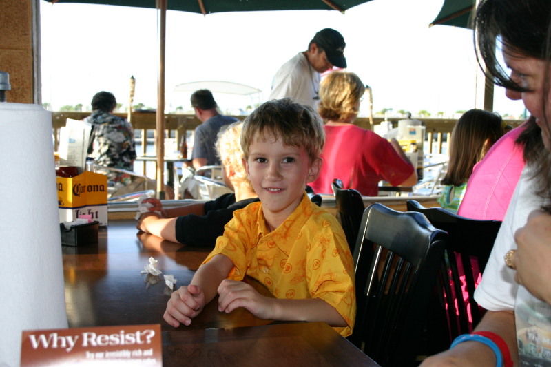2005/07(July)/Port-Aransas/Day1/800x600_2005-07-01-Port-Aransas-Dinner-3-Chance.jpg