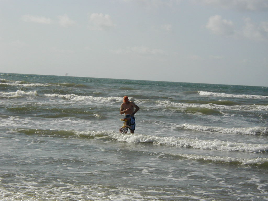 2005/07(July)/Port-Aransas/Day2/1024x768_2005-07-02-Port-Aransas-07-Travis-Dax.JPG