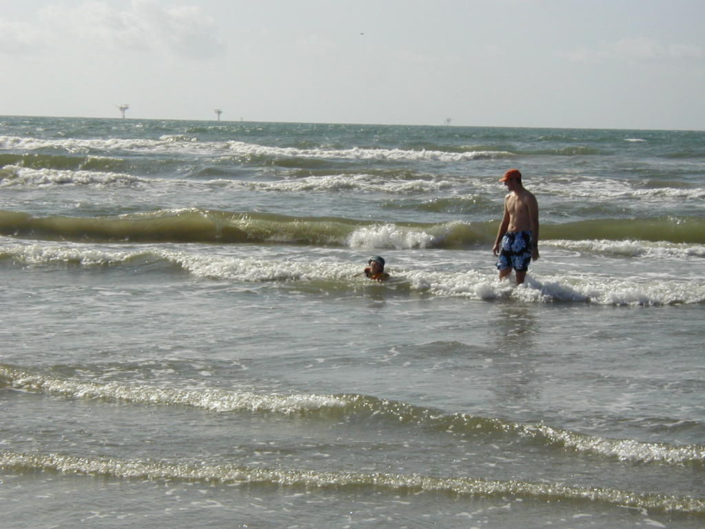 2005/07(July)/Port-Aransas/Day2/1024x768_2005-07-02-Port-Aransas-08-Travis-Dax.JPG
