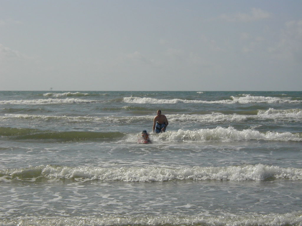 2005/07(July)/Port-Aransas/Day2/1024x768_2005-07-02-Port-Aransas-15-Travis-Dax.JPG