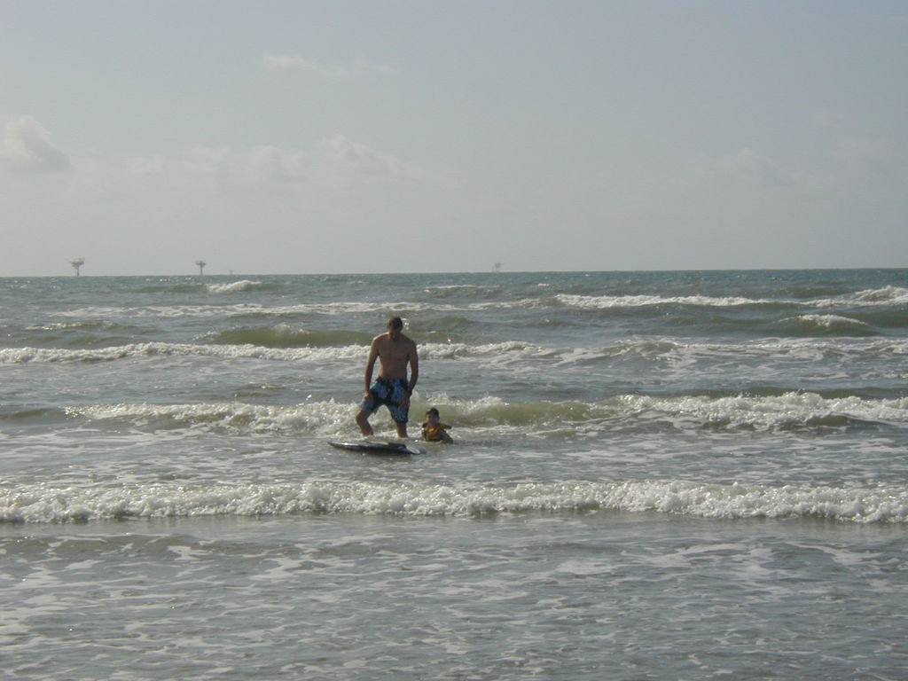 2005/07(July)/Port-Aransas/Day2/1024x768_2005-07-02-Port-Aransas-16-Travis-Dax.JPG
