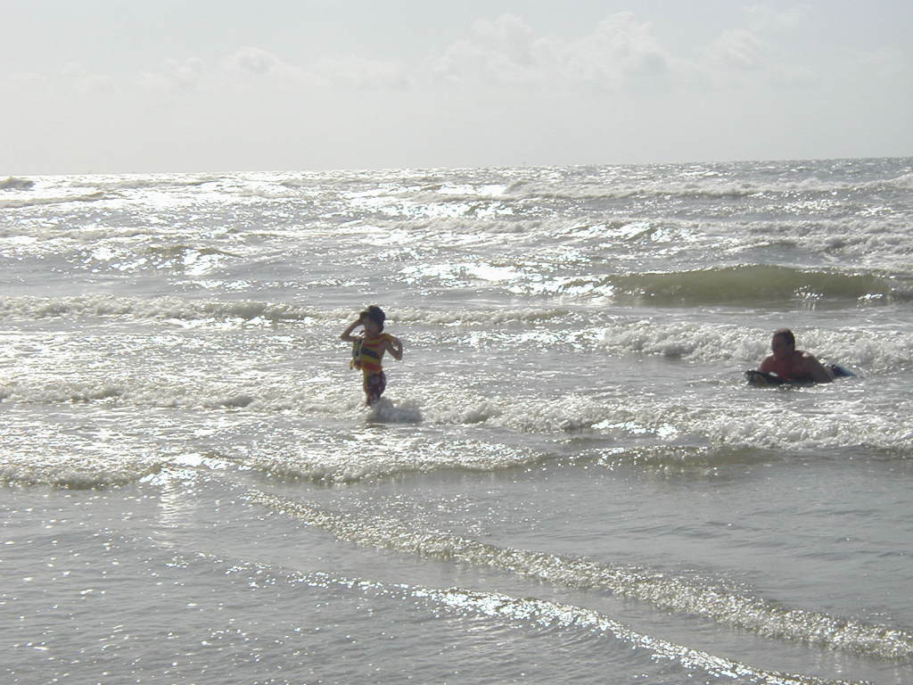 2005/07(July)/Port-Aransas/Day2/1024x768_2005-07-02-Port-Aransas-17-Travis-Dax.JPG