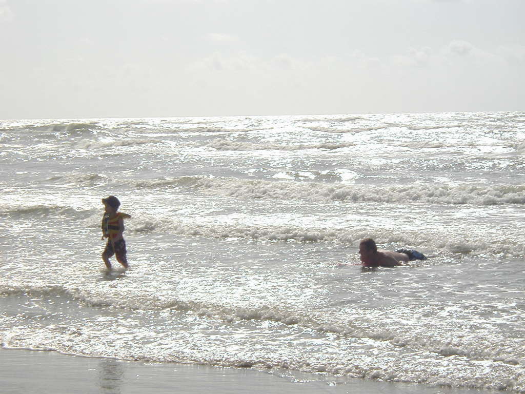 2005/07(July)/Port-Aransas/Day2/1024x768_2005-07-02-Port-Aransas-18-Travis-Dax.JPG