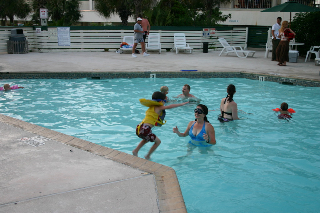 2005-07-02-Port-Aransas-68-pool-Dax-Suzi.jpg