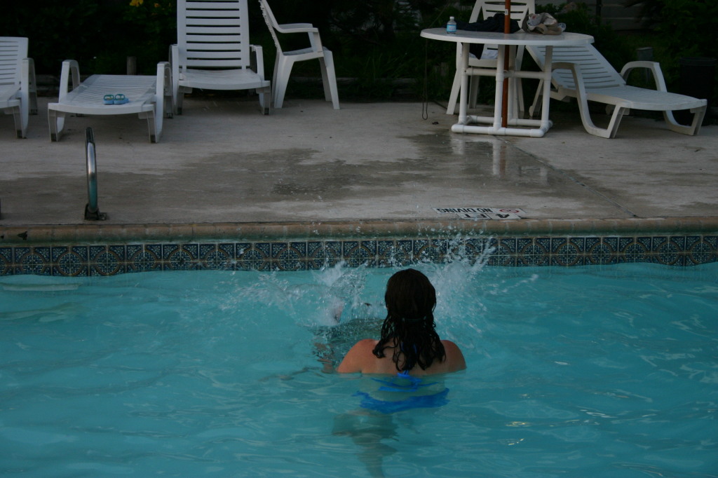 2005-07-02-Port-Aransas-71-pool-Dax-jumped-Suzi.jpg