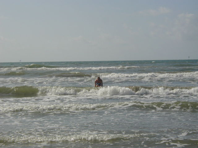 2005/07(July)/Port-Aransas/Day2/640x480_2005-07-02-Port-Aransas-14-Travis-Dax.JPG