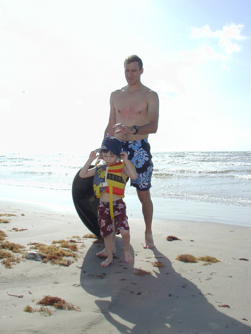 2005/07(July)/Port-Aransas/Day2/800x600_2005-07-02-Port-Aransas-04-Travis-Dax.JPG