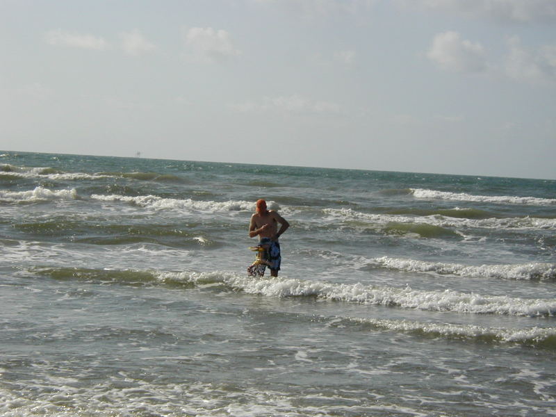 2005/07(July)/Port-Aransas/Day2/800x600_2005-07-02-Port-Aransas-07-Travis-Dax.JPG