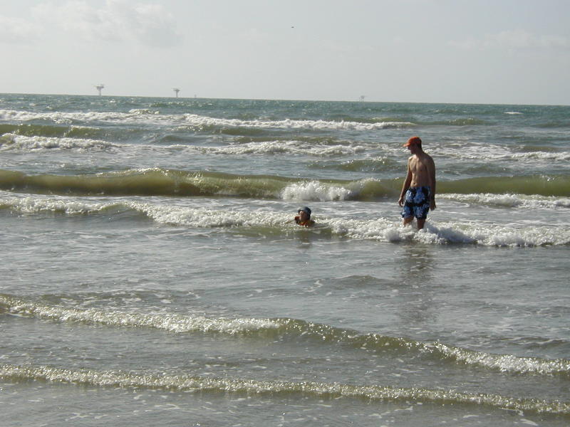 2005/07(July)/Port-Aransas/Day2/800x600_2005-07-02-Port-Aransas-08-Travis-Dax.JPG