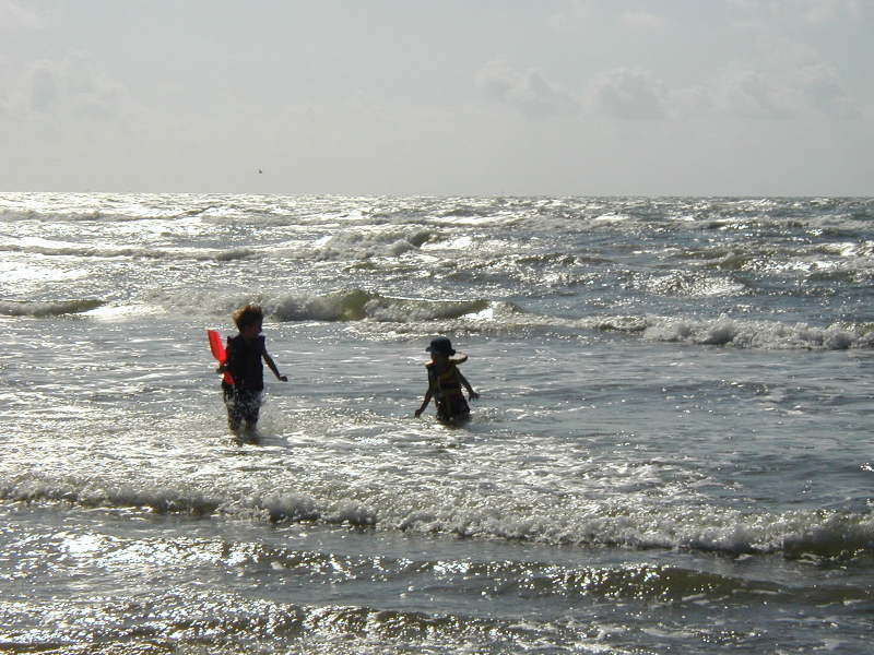 2005/07(July)/Port-Aransas/Day2/800x600_2005-07-02-Port-Aransas-09-Chance-Dax.JPG