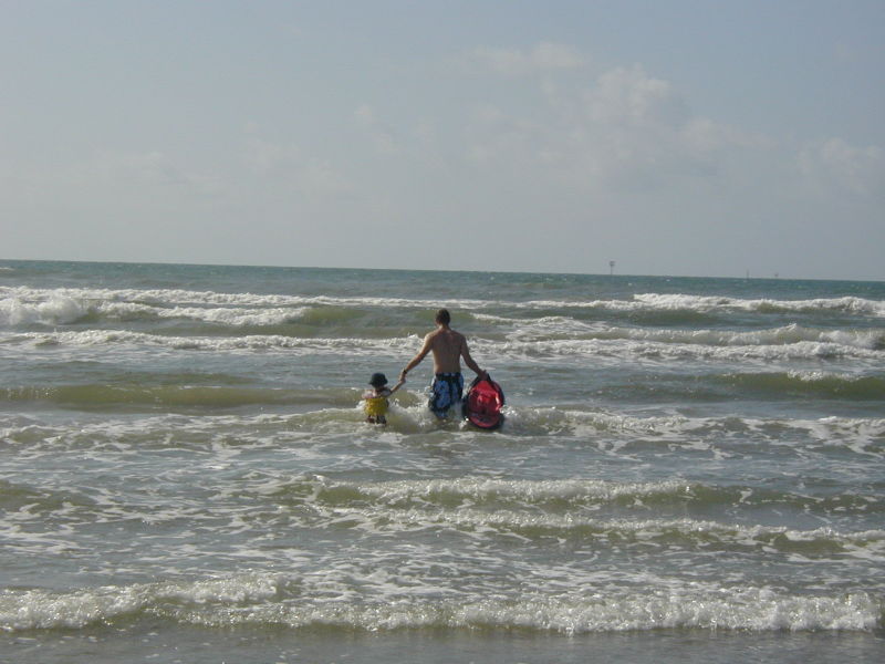 2005/07(July)/Port-Aransas/Day2/800x600_2005-07-02-Port-Aransas-13-Travis-Dax.JPG