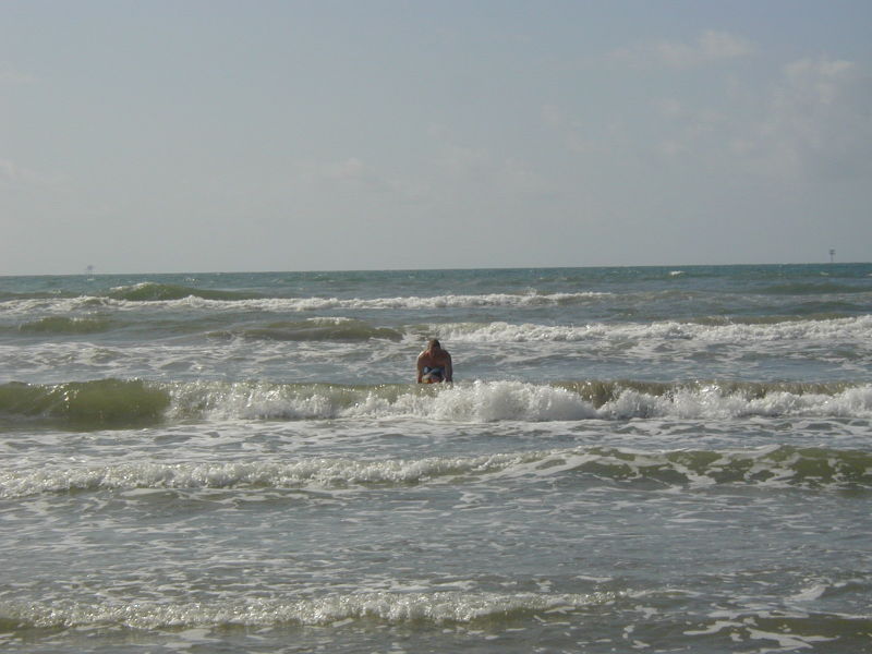 2005/07(July)/Port-Aransas/Day2/800x600_2005-07-02-Port-Aransas-14-Travis-Dax.JPG