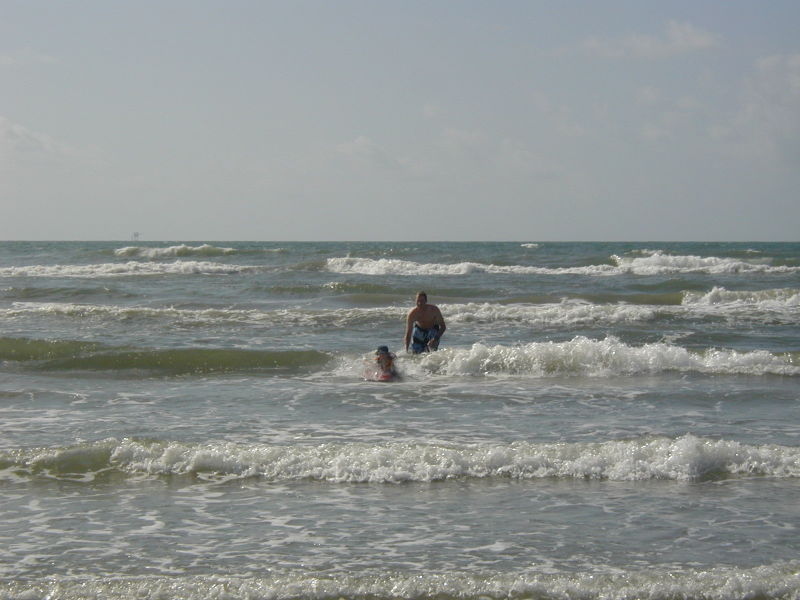 2005/07(July)/Port-Aransas/Day2/800x600_2005-07-02-Port-Aransas-15-Travis-Dax.JPG