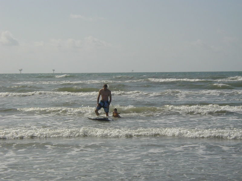 2005/07(July)/Port-Aransas/Day2/800x600_2005-07-02-Port-Aransas-16-Travis-Dax.JPG