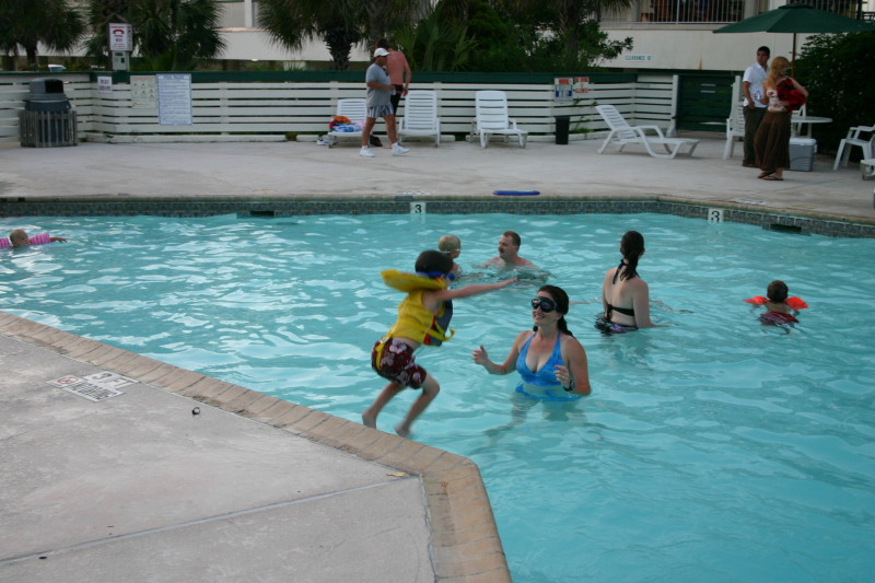 2005-07-02-Port-Aransas-68-pool-Dax-Suzi.jpg