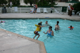2005-07-02-Port-Aransas-68-pool-Dax-Suzi.jpg