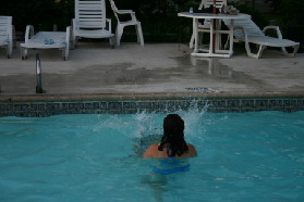 2005-07-02-Port-Aransas-71-pool-Dax-jumped-Suzi.jpg