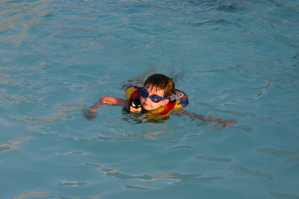 2005/07(July)/Port-Aransas/Day3/1024x768_2005-07-03-Port-Aransas-33-pool-Dax.JPG