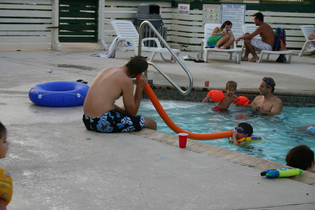 2005/07(July)/Port-Aransas/Day3/1024x768_2005-07-03-Port-Aransas-43-pool-Travis-Dax.JPG