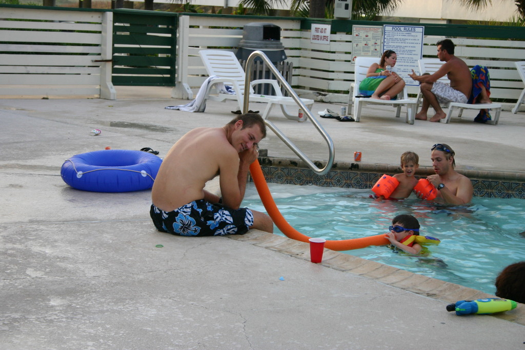 2005/07(July)/Port-Aransas/Day3/1024x768_2005-07-03-Port-Aransas-44-pool-Travis-Dax.JPG