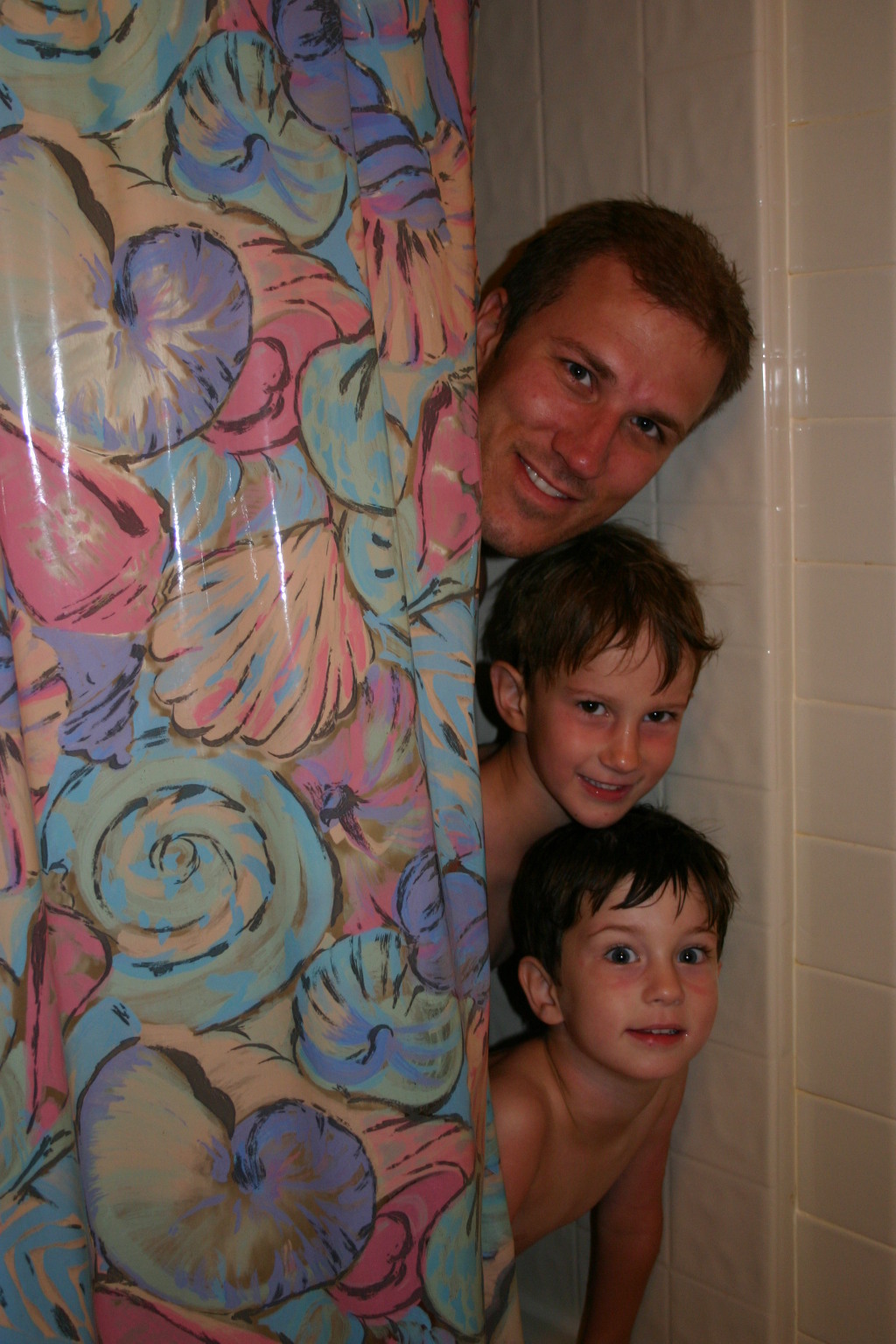 2005-07-03-Port-Aransas-53-Travis-Chance-Dax-shower.JPG