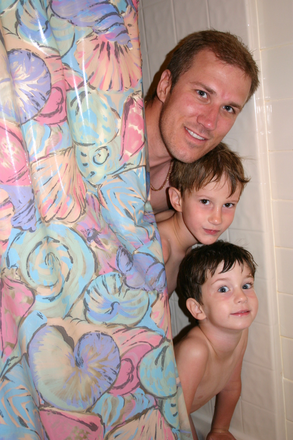 2005/07(July)/Port-Aransas/Day3/1024x768_2005-07-03-Port-Aransas-54-Travis-Chance-Dax-shower.JPG