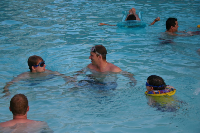 2005/07(July)/Port-Aransas/Day3/640x480_2005-07-03-Port-Aransas-24-Travis-Dax-Ben.JPG