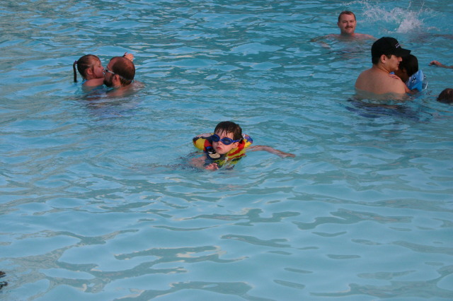 2005-07-03-Port-Aransas-29-pool-Dax-Ren-Brittney-Doug.JPG