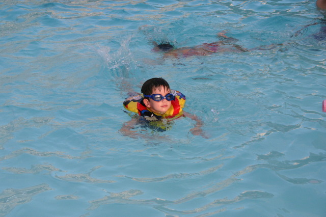 2005/07(July)/Port-Aransas/Day3/640x480_2005-07-03-Port-Aransas-32-pool-Dax.JPG