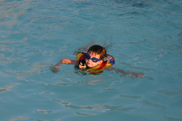 2005-07-03-Port-Aransas-33-pool-Dax.JPG