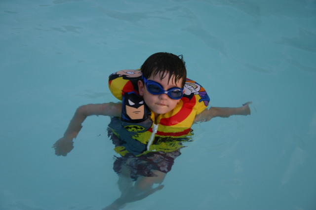 2005-07-03-Port-Aransas-35-pool-Dax.JPG