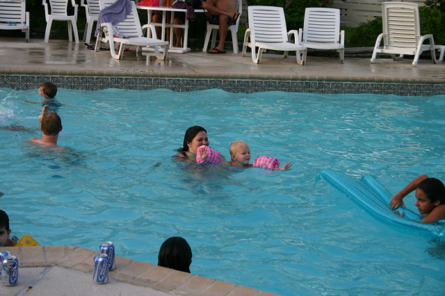 2005-07-03-Port-Aransas-38-pool-Kiffin-Zeta.JPG