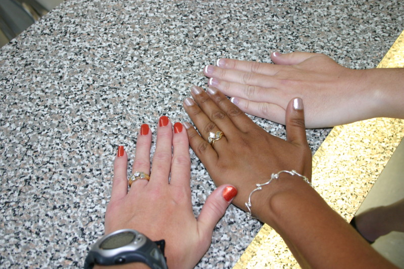 2005-07-03-Port-Aransas-04-ladies-manicure.JPG