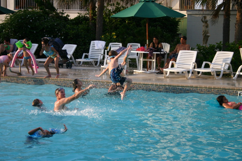 2005/07(July)/Port-Aransas/Day3/800x600_2005-07-03-Port-Aransas-06-Travis-launches-Chance.JPG