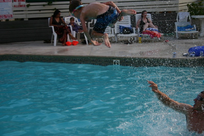2005/07(July)/Port-Aransas/Day3/800x600_2005-07-03-Port-Aransas-13-Travis-launches-Chance.JPG