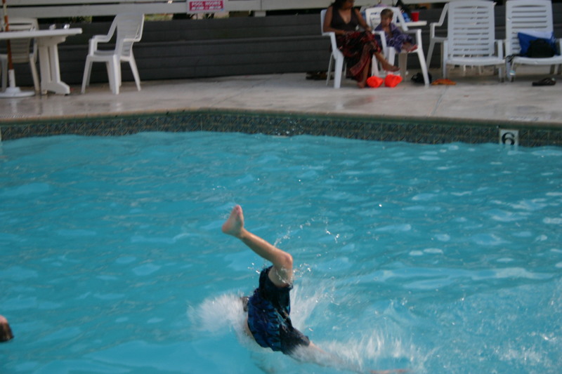 2005/07(July)/Port-Aransas/Day3/800x600_2005-07-03-Port-Aransas-14-Travis-launches-Chance.JPG