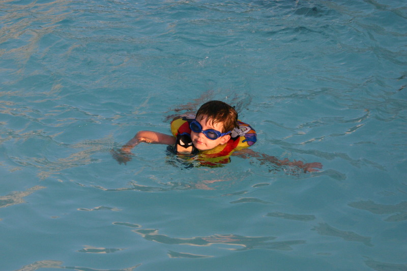 2005/07(July)/Port-Aransas/Day3/800x600_2005-07-03-Port-Aransas-33-pool-Dax.JPG