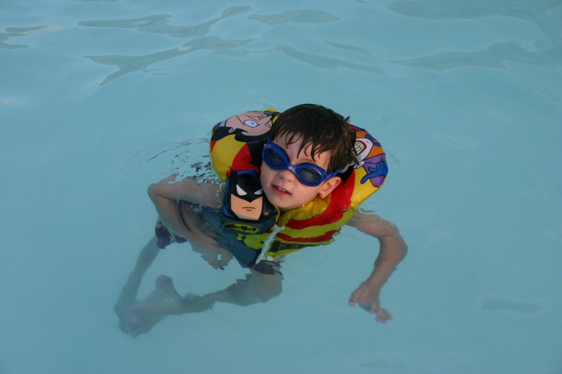 2005/07(July)/Port-Aransas/Day3/800x600_2005-07-03-Port-Aransas-34-pool-Dax.JPG