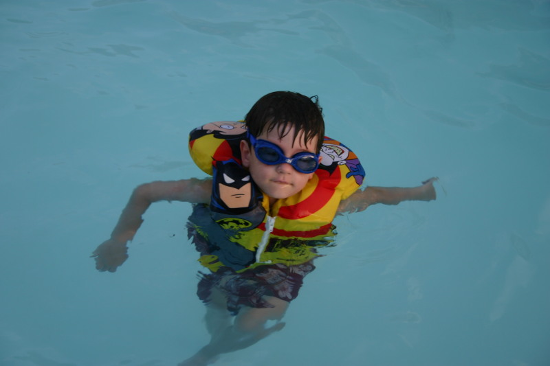 2005-07-03-Port-Aransas-35-pool-Dax.JPG