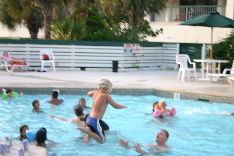 2005/07(July)/Port-Aransas/Day3/800x600_2005-07-03-Port-Aransas-41-pool-Zen-jumping-Doug.JPG