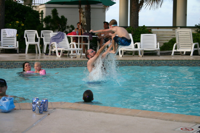 2005/07(July)/Port-Aransas/Day3/800x600_2005-07-03-Port-Aransas-45-pool-Ren-launches-Chance.JPG