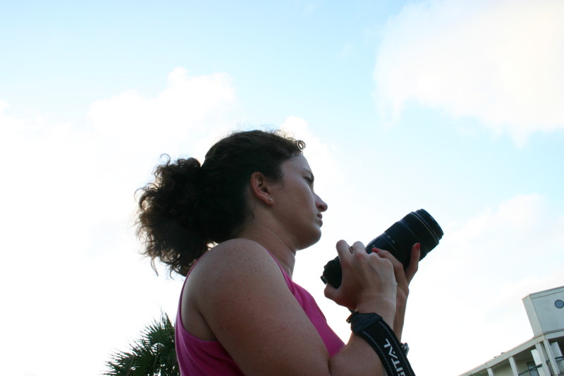 2005/07(July)/Port-Aransas/Day3/800x600_2005-07-03-Port-Aransas-49-pool-Suzi-camera.JPG