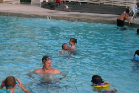 2005-07-03-Port-Aransas-28-Travis-Ren-Brittney-Dax-pool.JPG
