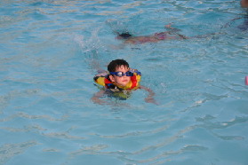 2005-07-03-Port-Aransas-32-pool-Dax.JPG