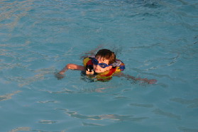 2005-07-03-Port-Aransas-33-pool-Dax.JPG