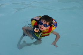 2005-07-03-Port-Aransas-34-pool-Dax.JPG