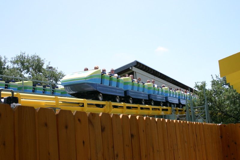 2005/07(July)/Sea-World/800x600_2005-07-01-SeaWorld-05-Chance-first-roller-coaster.jpg