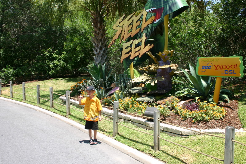 2005/07(July)/Sea-World/800x600_2005-07-01-SeaWorld-09-Chance-first-roller-coaster.jpg