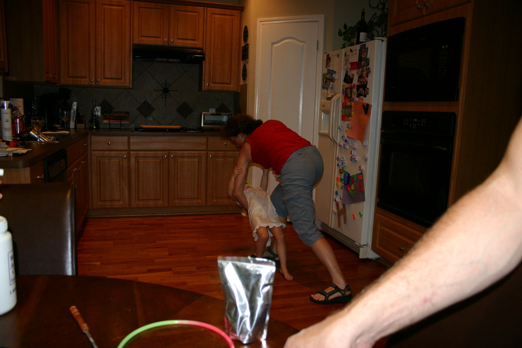 2005/08(August)/Camping-at-Justins/1024x768_2005-08-06-Camping-at-Justins-house-24-Suzi-Kyla-tango.JPG