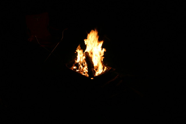 2005/08(August)/Camping-at-Justins/640x480_2005-08-06-Camping-at-Justins-house-43-fire.JPG